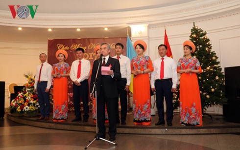 Đại sứ quán Việt Nam tại Ucraina tổ chức gặp mặt nhân dịp những ngày lễ lớn và đón năm mới 2017 - ảnh 1